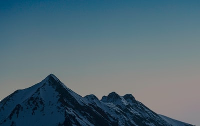 白昼蓝天雪山